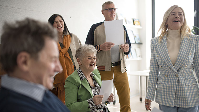 Mennesker i forskellige aldre synger uformelt sammen
