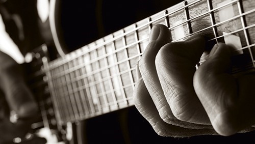guitar sort hvid fingre kan ses