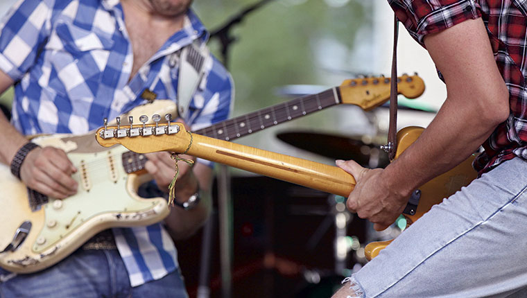 To mænd spiller rock guitar