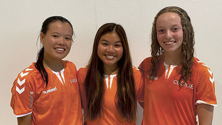 Sisse, Freja og Cecilie i orange trøjer